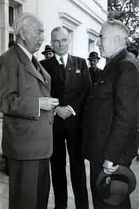  Bundespräsident Heuss (links) und Leo Fehrenberg (rechts) vor der Villa Hammerschmidt, Bonn, 1951 